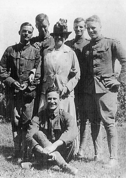 Edith_Wharton_with_soldiers